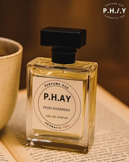 For those who enter the room before their footsteps. 
Dark, deep & dangerously addictive. 

#slaywithphay #phay #phayfragrances #phayperfumes #perfumecollection #luxuryfragrances #perfume #eaudeparfum #edp #buynow #shopnow #fragrances #freeshipping #fridayfeels #intensefragrances